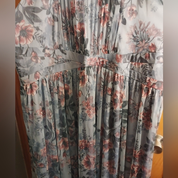 Woman's long dress - Picture 3 of 16